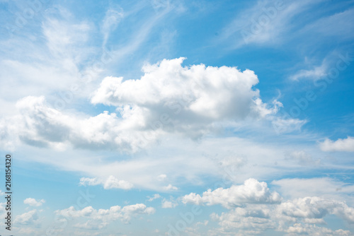 Fotografía Bright blue sky with thin wispy cirrus clouds and a large white fluffy cloud