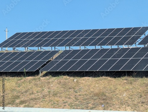 Foto Rows of solar panels cascade down a sunlit hillside in rural Georgia, capturing the abundant summer sunlight that fuels the nation's shift toward renewables