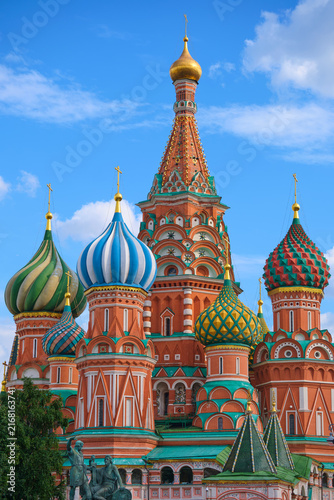 Canvas Print Colorful onion domes and ornate towers of Saint Basils Cathedral in Moscow benea