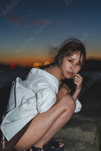 Obraz na płótnie 夕暮れの海にいる女性