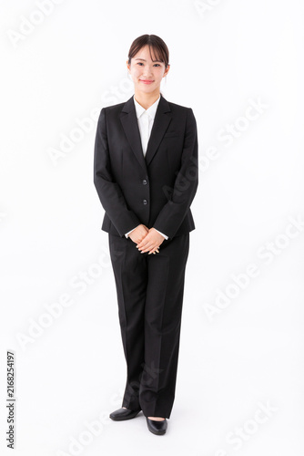 スーツを着た若い女性の全身