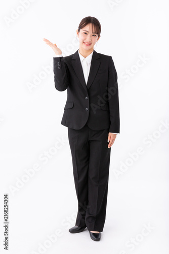 案内をする若いスーツの女性