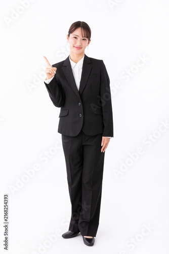 説明をする若いスーツの女性