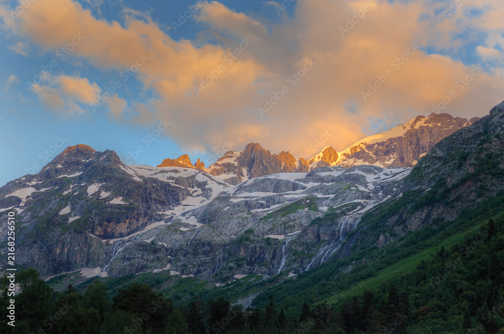 Obraz premium Mountain peaks illuminated by the evening sun.
