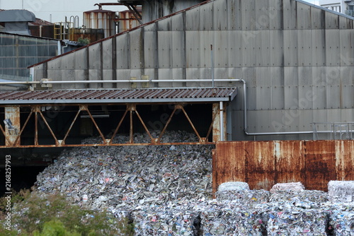 古紙が集積された紙資源のリサイクル施設 / Waste paper collected at a paper recycling facility