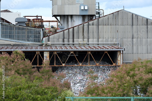 古紙が集積された紙資源のリサイクル施設 / Waste paper collected at a paper recycling facility