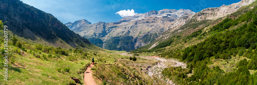 Obraz na płótnie Landscape with mountains in the Llanos de La Larri, Pyrenees