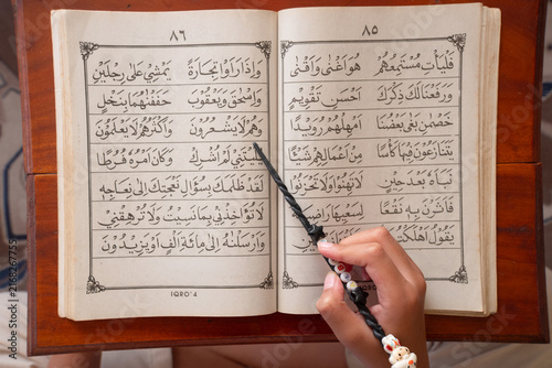 Принти на полотні a child is reciting the Iqro