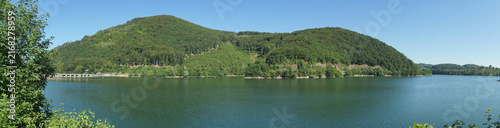 Konstfotografi Weites Panorama vom Diemelsee mit Staumauer und bewaldeten Hügeln