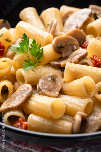 Tortiglioni con funghi champignon, pomodori secchi e prezzemolo, Pasta Italiana 