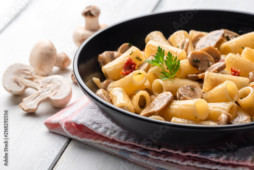 Tortiglioni con funghi champignon, pomodori secchi e prezzemolo, Pasta Italiana 