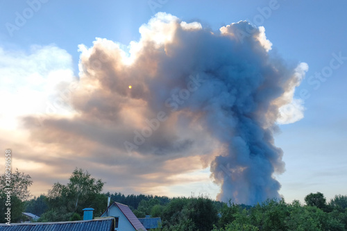 Foto Smoke from a fire rises into the sky