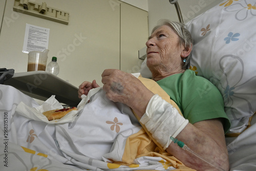seniorin in krankenhausbett
