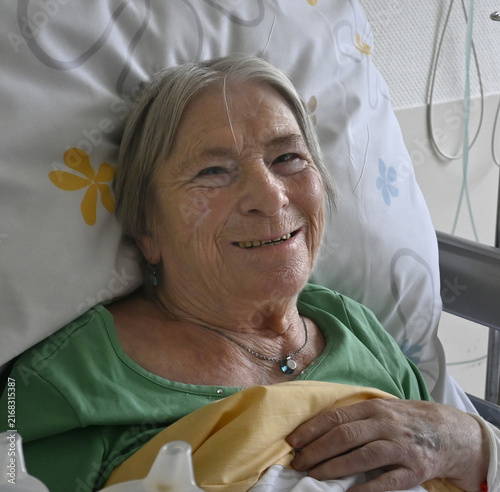 seniorin in krankenhausbett