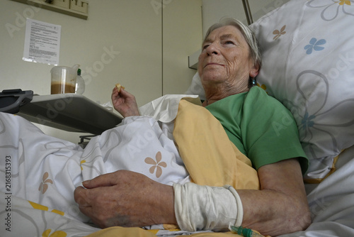 seniorin in krankenhausbett