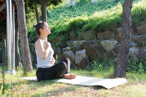 Foto Breathing exercise during morning wellness practice in a quiet park