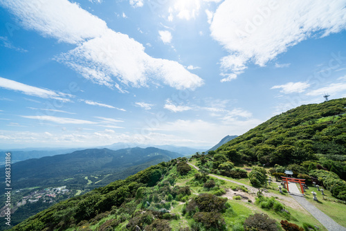 Foto Panoramic aerial view of Beppu city and Beppu bay under blue sky with clouds fro