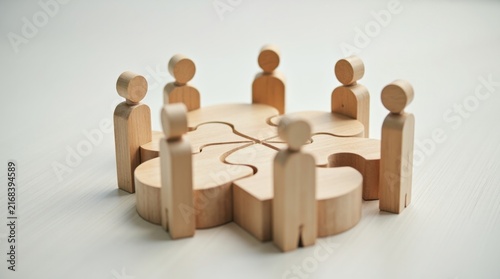 Obraz na płótnie Figuras humanas de madera alrededor de una pieza grande de rompecabezas, que representan el trabajo en equipo y la resolución de problemas