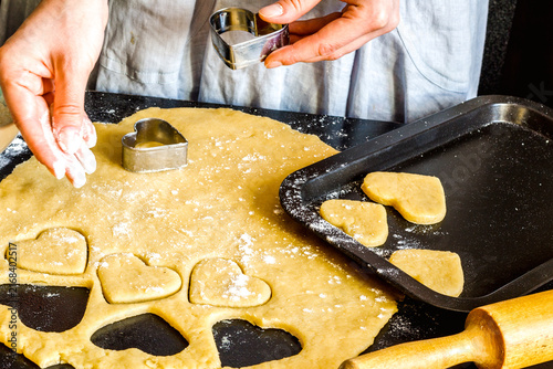 Foto cooking homemade cookies with hands on dark background