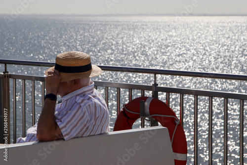 фотографія mann mit sonnenhut sitz auf dem sonnendeck