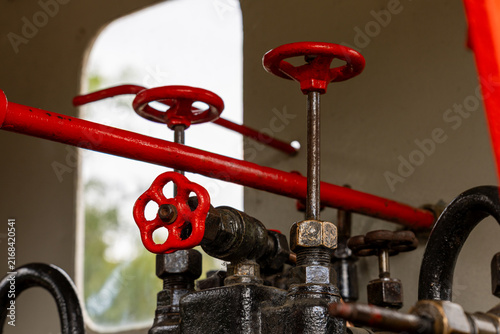 Foto Narrow gauge steam locomotive valve and mechanism close up