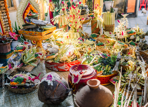 Fotografie Balinese people wearing traditional attire participating in a sacred Hindu relig