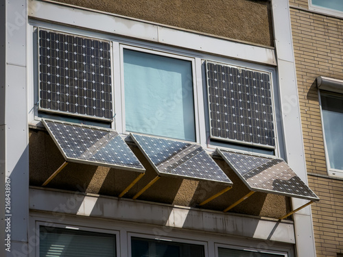 Ungewöhnliche Konstruktion von Solarpanelen an Fenstern und einer Fassade in Remscheid, Deutschland