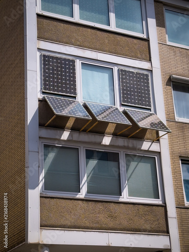 Ungewöhnliche Konstruktion von Solarpanelen an Fenstern und einer Fassade in Remscheid, Deutschland