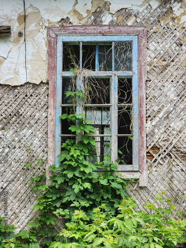 Bild auf Leinwand Old window in an abandoned house. An abandoned old building