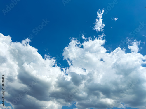 Obraz na płótnie Clouds cover the sky during the afternoon in a clear view