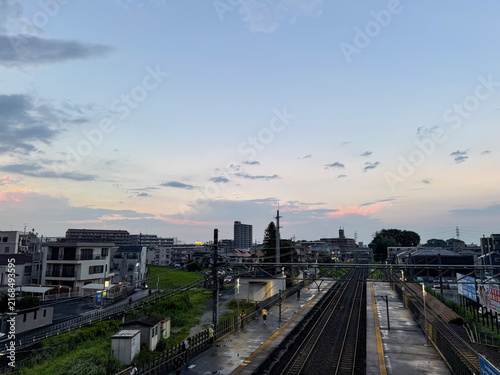 雨上がりの駅のホーム