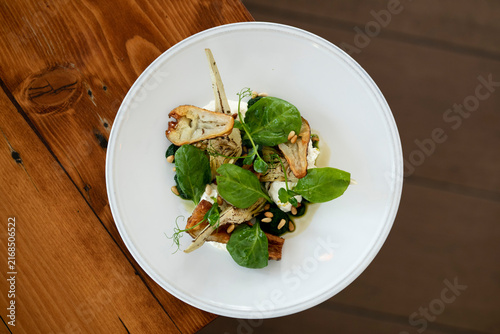 Fotografie Delightful Vegetarian Dish Served in a Bright, Cozy Restaurant Setting