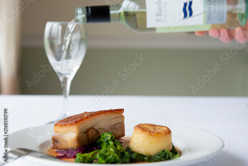 Cuadro en lienzo Elegance of Fine Dining With Exquisite Food and Wine Service at a Classy Restaur