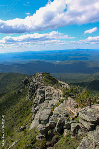 Fotografía Vertical Adirondack Panorama from Rocky Mountain Summit Under Summer Clouds
