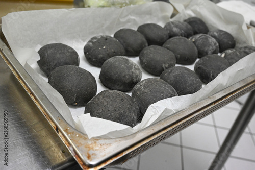 Obraz na płótnie Pane al nero di seppia appena usciti dal forno
