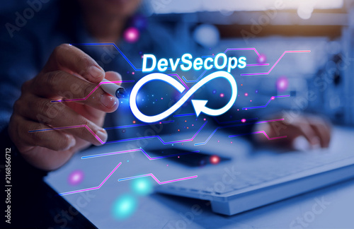 Foto Software developer dev sec ops concept with programmer developing and operations
