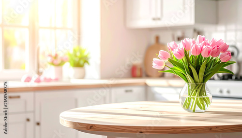 Rosa Tulpen in einer Glasvase auf einem Holztipp in einer Wohnung