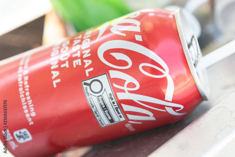 Naklejka premium discarded Coca-Cola container in Toronto