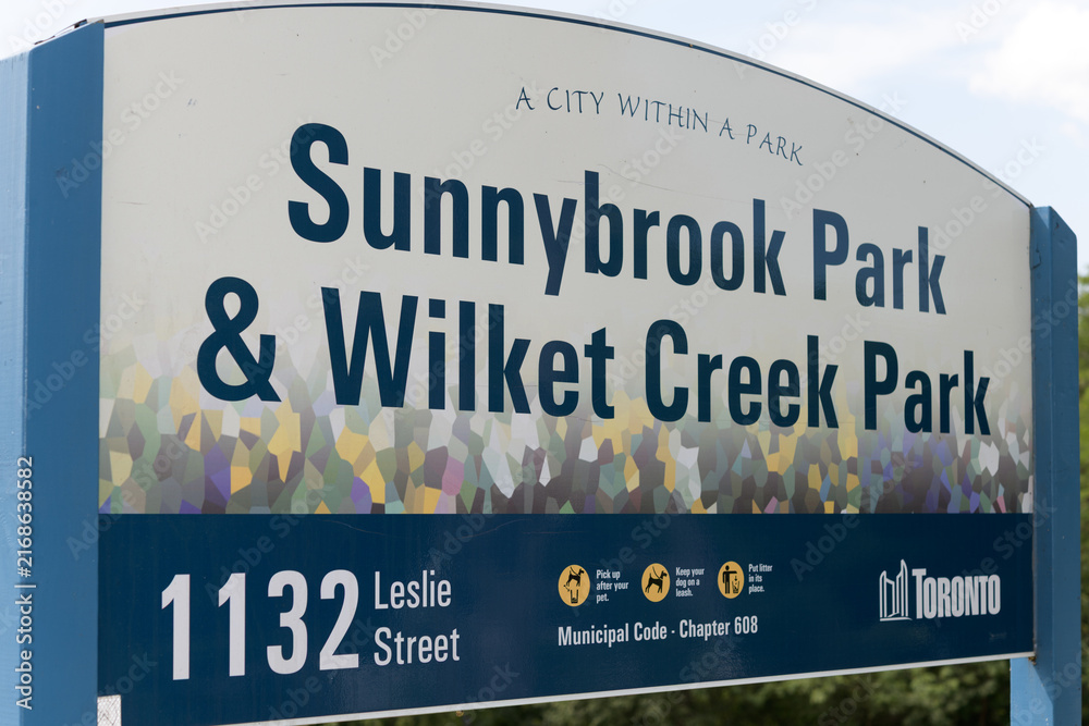 Obraz premium close-up of City of Toronto Sunnybrook Park & Wilket Creek Park sign, located at 1132 Leslie St (Don River watershed)