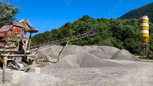 Obraz na plátně Heavy quarry crushing plant with long conveyor belts sorting and piling aggregat