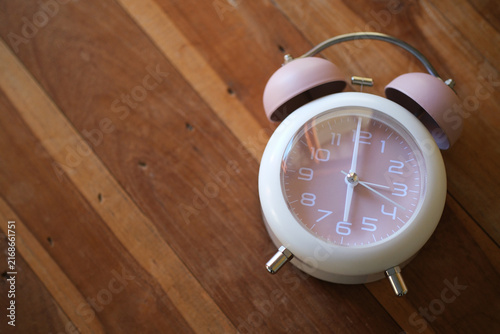 Фотография A reminder, time management tools, and a clock resting on a wooden table