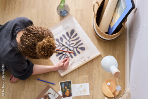 Foto Meticulous organization of plant pictures and postcards for showcase