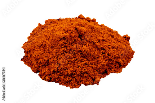 фотографія A mound of finely ground red chili powder or paprika spice, isolated on a white