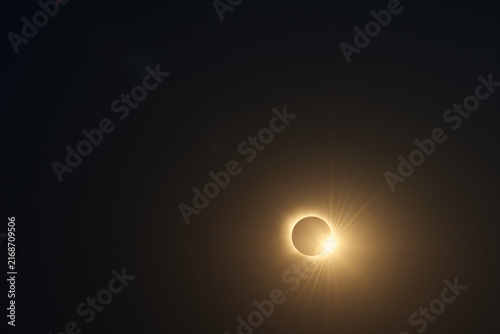 Canvastavla Bright sunlight begins to emerge from behind the Moon at the end of totality dur