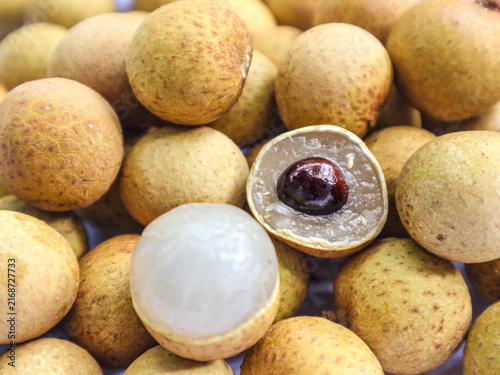 Fotografie Longan, also known as kelengkeng, lengkeng, or mata kucing, is a small, sweet tropical fruit tree native to Southeast Asia that belongs to the soapberry family