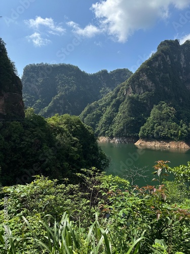 Foto Landscape on the road trip back from Tianzi Mountain with primeval forests and b