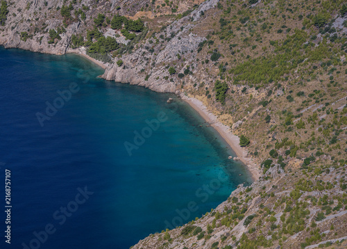 Fotografie High-angle panoramic view of a secluded Mediterranean beach with turquoise water