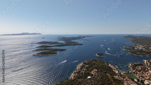 Obraz na plátne Bateaux de plaisance ancrés entre les îles Pakleni face à Hvar, Adriatique, Croa