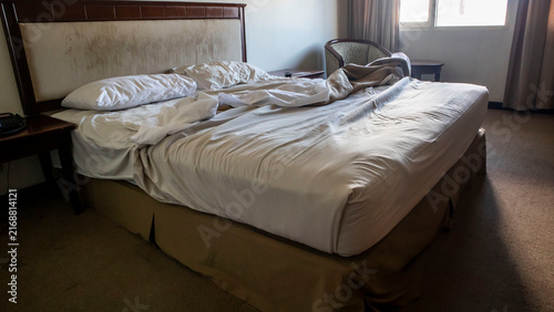 Canvastavla messy hotel bedroom