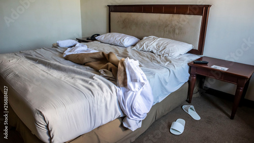 Canvastavla messy hotel bedroom